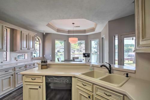 Luxe Lakefront Retreat With Grills And Boat Dock!