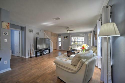 New Braunfels Escape, Walk To Gruene Hall!