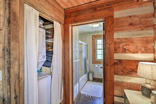 Apartamento Scenic, Authentic Cabin With Sweeping Mtn Views