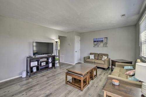 Norfolk Home With Private Yard - Walk To Beach!
