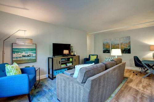 Apartamento Modern Coastal Downtownking Bedwork Deskkitchen