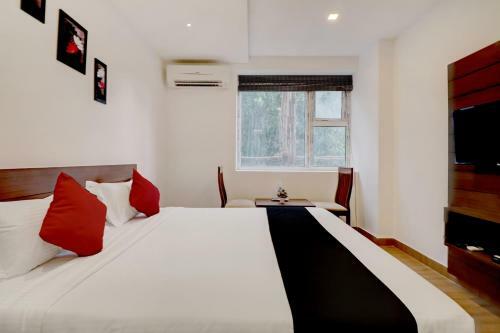 Capital O 43639 Hotel Sri Alok Park
