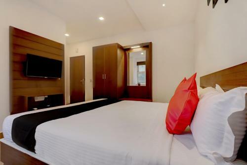 Capital O 43639 Hotel Sri Alok Park