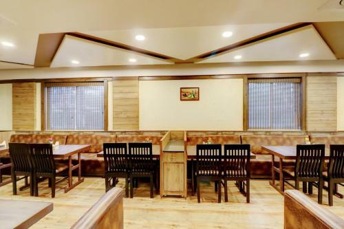 Capital O 43639 Hotel Sri Alok Park