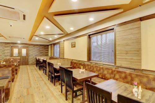 Capital O 43639 Hotel Sri Alok Park