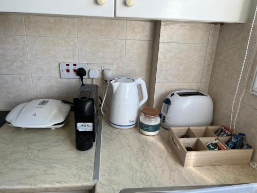 Spacious Beautiful 1 Bedroom Apartment With Pool !