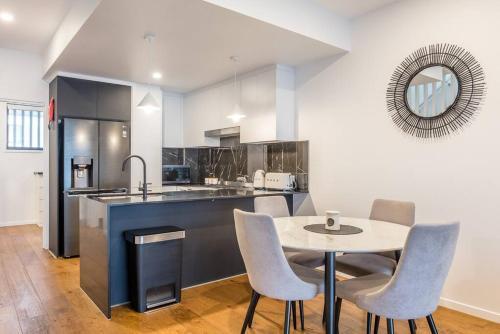 Exclusive Inner-city Townhouse / Ascot