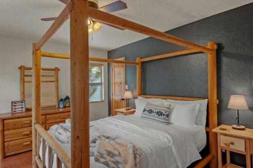 Cozy 3 Story Cabin With Loft, 2 Decks & Fire Pit