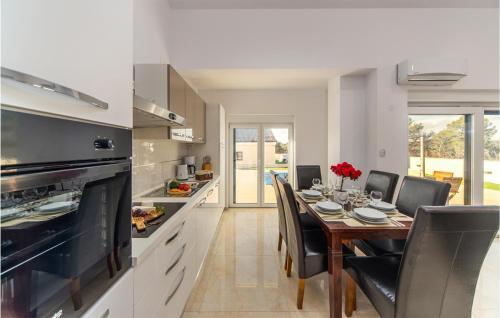 Nice Home In Bilice With 3 Bedrooms