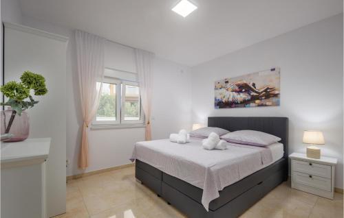 Nice Home In Bilice With 3 Bedrooms