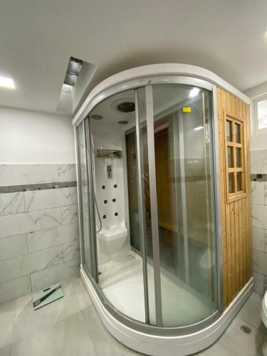 Hermosa Casa Amplia Con Sauna, �reas Verdes.