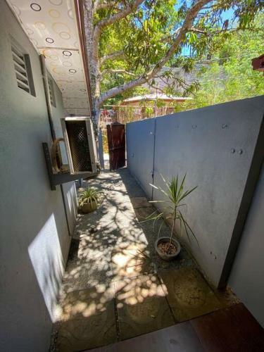 Hiriketiya Enclave With Private Yard And Kitchen.