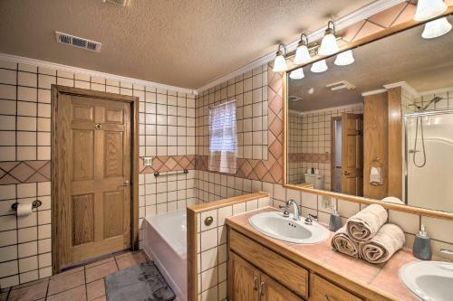 Lakefront Hot Springs Home With Grill And 2 Docks