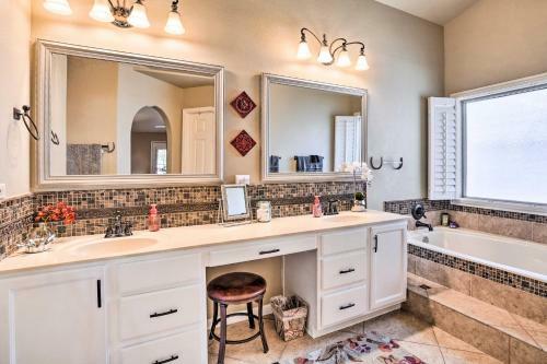 Peaceful Glendale Home With Yard, Patio And Pool!
