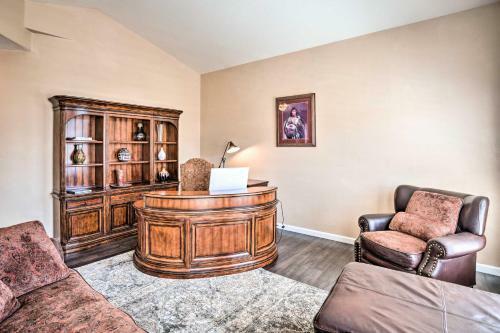 Peaceful Glendale Home With Yard, Patio And Pool!
