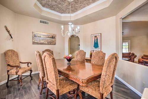 Peaceful Glendale Home With Yard, Patio And Pool!