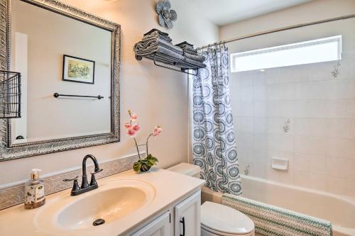 Peaceful Glendale Home With Yard, Patio And Pool!