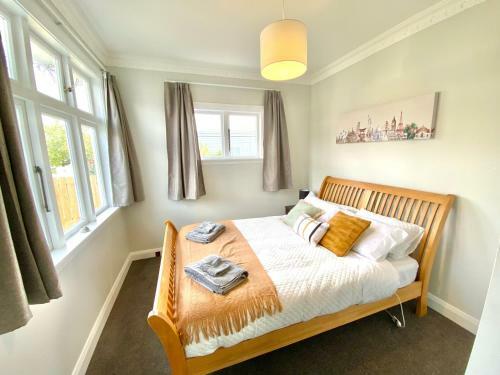 Villa Ivy Cottage - Stylish, Spacious & Near Amenities