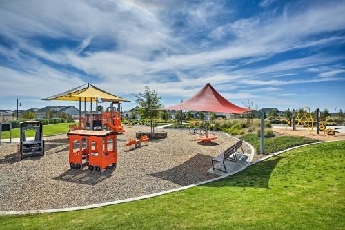 Bright Bakersfield Home With Fire Pit And Yard!