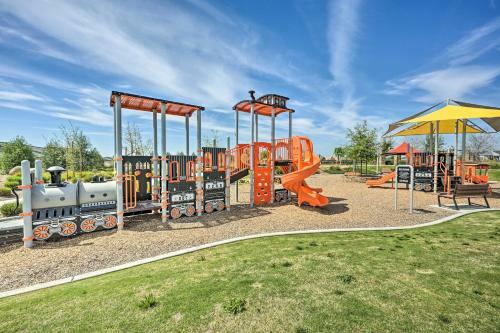 Bright Bakersfield Home With Fire Pit And Yard!