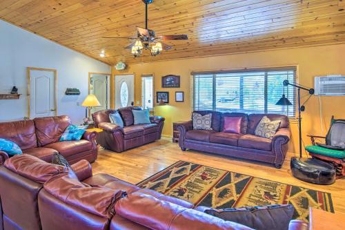 Inviting Big Bear Retreat With Hot Tub And Fire Pit!