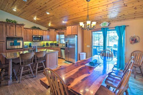 Inviting Big Bear Retreat With Hot Tub And Fire Pit!