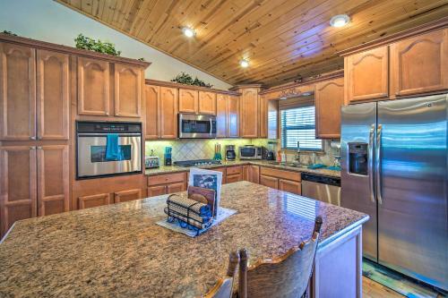 Inviting Big Bear Retreat With Hot Tub And Fire Pit!