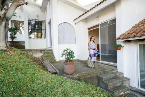 Grande Casa Arbolada/ Asadores Y �reas Verdes