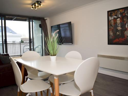 Pass The Keys Centrally Located Apartment With Large Balcony