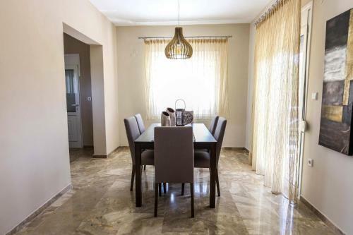 Villa Holiday Home, Fanes