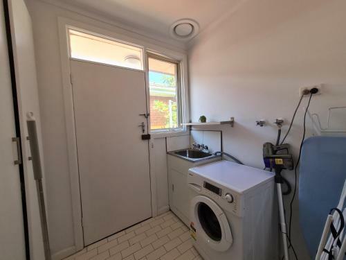 Adorable 2br1ba In Mckinnon With Hot Tub+parking