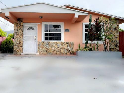 Modern Luxurious Spacious Home In West Wynwood