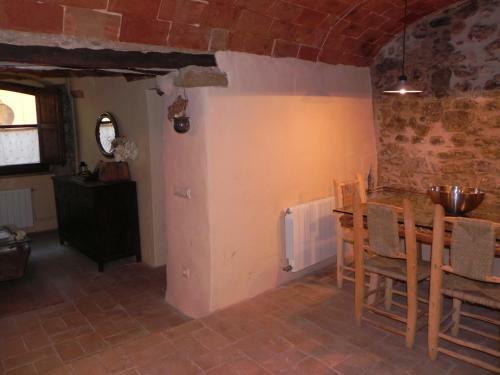 Baix Empord�. Incre�ble Casa En Pueblo Medieval