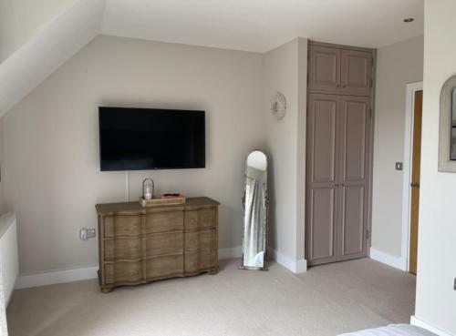 Olive House- 4 Bedroom Property On The Harbour!