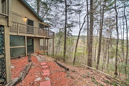 Cozy Treetop Cabin With Mountain And Forest Views