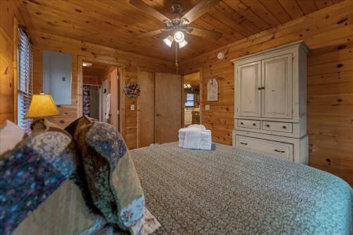 Autumns Hollow - Adorable Rustic Log Cabin Lake View, Pet Friendly