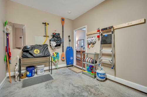 Waterside Retreat - Tons Of Amenities, Close To Everything!
