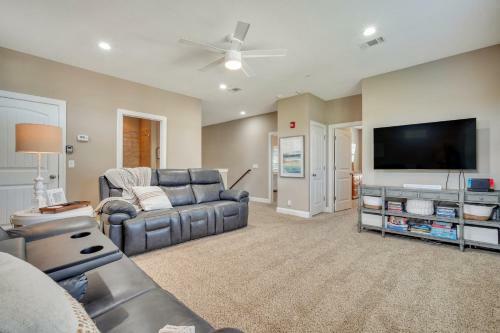 Waterside Retreat - Tons Of Amenities, Close To Everything!