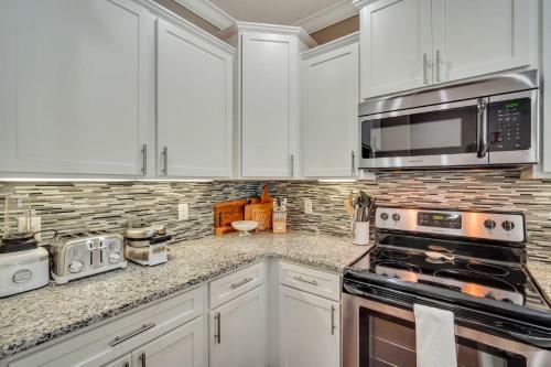 Waterside Retreat - Tons Of Amenities, Close To Everything!