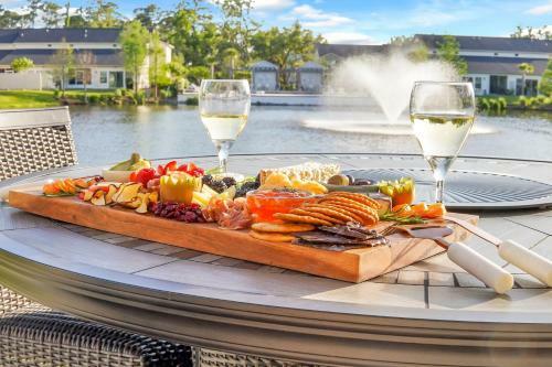 Waterside Retreat - Tons Of Amenities, Close To Everything!