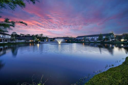 Waterside Retreat - Tons Of Amenities, Close To Everything!