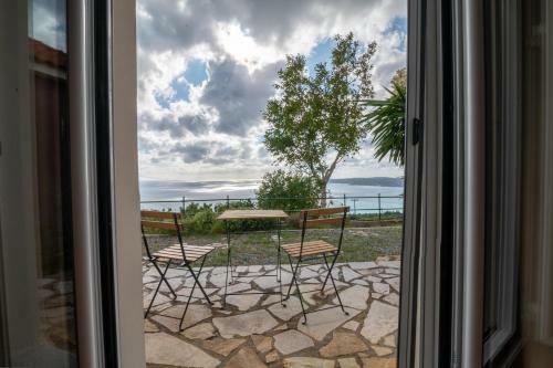 Lorraine's Apartments Close To Lourdas Beach