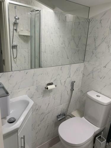 A Byk Luxury Room With Private Shower And Toilet