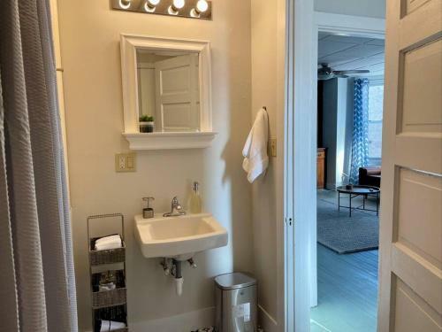 Tranquil Apartment For R&r In Historic Uptown