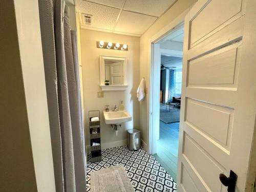 Tranquil Apartment For R&r In Historic Uptown