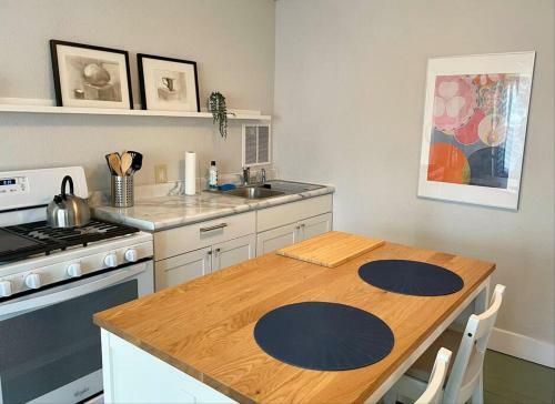 Tranquil Apartment For R&r In Historic Uptown