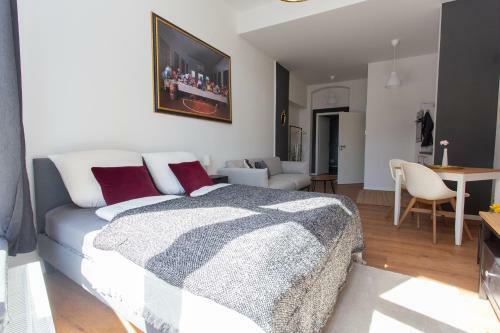 Full House Apartment Hotel