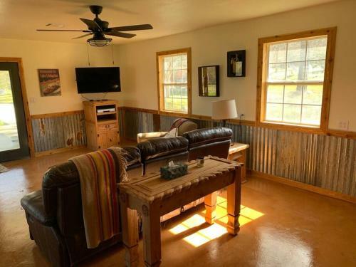 Our Happy Place - 2 Bedroom Cabin Near Lake Conroe