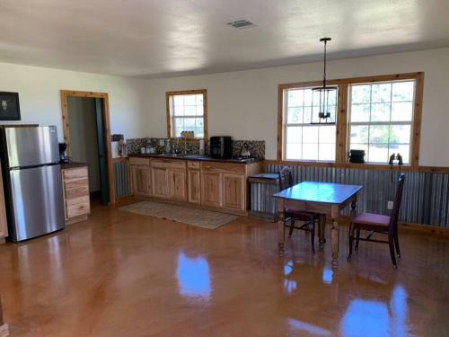 Our Happy Place - 2 Bedroom Cabin Near Lake Conroe