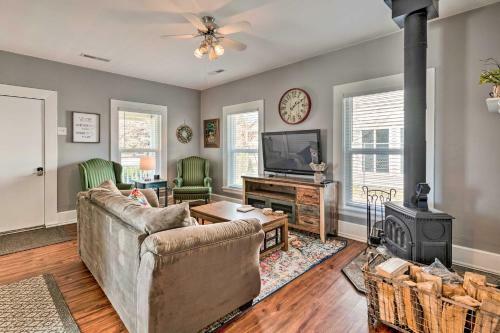 Pet-friendly Chic Home With Spacious Back Yard!